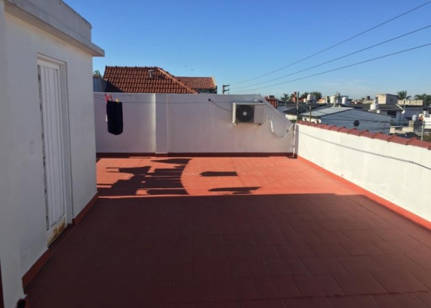 Casa de 4 amb. en 2 plantas con cochera para 2 autos, patio, terraza, gran galpón de 70mts2, lavadero, 3 baños