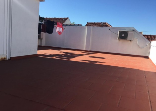 Casa de 4 amb. en 2 plantas con cochera para 2 autos, patio, terraza, gran galpón de 70mts2, lavadero, 3 baños