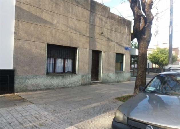 Casa de 3 amb. en lote propio de 14 x 13 mts, con patio y terraza + 2 locales (todo en block) en esquina.