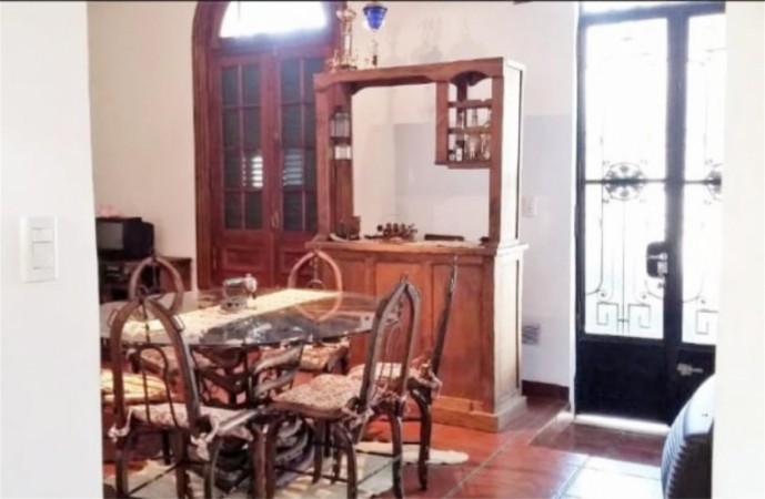 Casa en lote propio de 3 amb, en 2 plantas. Garage para 2 autos, patio con parrilla. Balcón corrido. Impecable