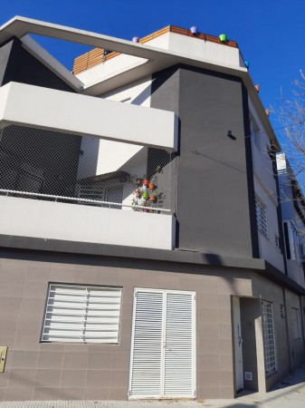 HERMOSO Ph al frente 1 piso por esc. 3 Ambientes, en dos plantas y terraza con parrilla. 2 baños. 