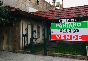 Casa en Lote propio, 4 ambientes con garaje, jardín al frente y fondo parquizado c/ quincho y pileta.